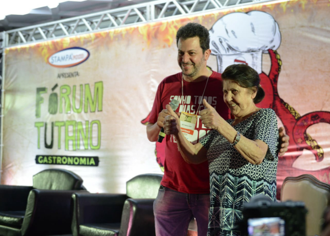 Beto Madalosso homenageia a tia Flora Madalosso, sócia e irmã de seu pai Carlos, na gestão do restaurante que leva o nome da família. Foto: Letícia Akemi/Gazeta do Povo