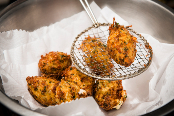 A fritura ideal é crocante por fora e macia por dentro. Foto: Letícia Akemi/ Gazeta do Povo.