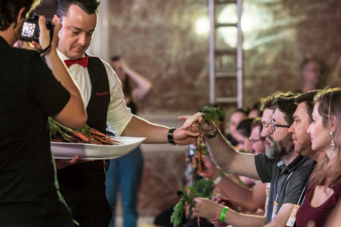 Chef distribui cenouras fora do padrão em evento e cutuca indústria alimentícia