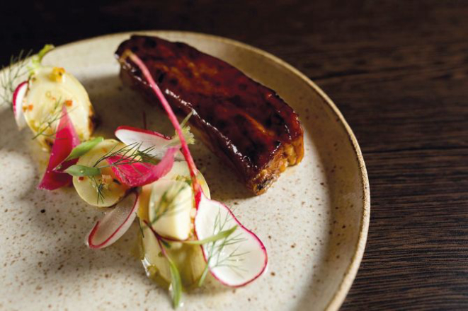 Costelinha de porco ao mel de jataí e pupunha, do restaurante Nomade. Foto: Divulgação