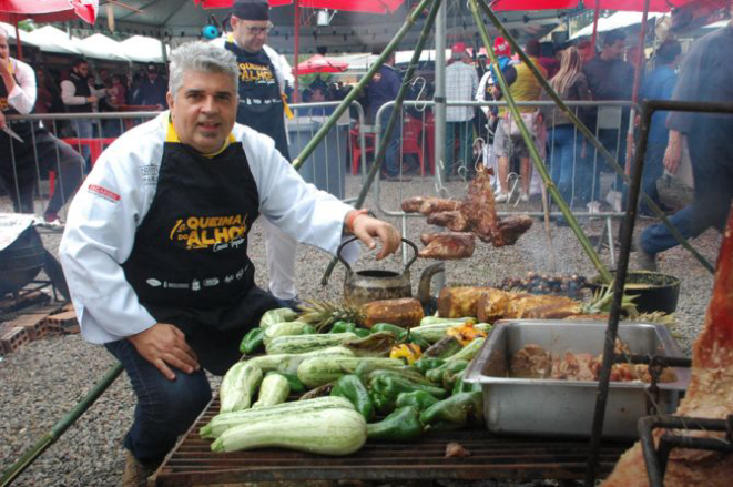 Délio Canabrava, chef e organizador da Queima do Alho em Curitiba. Foto: Divulgação