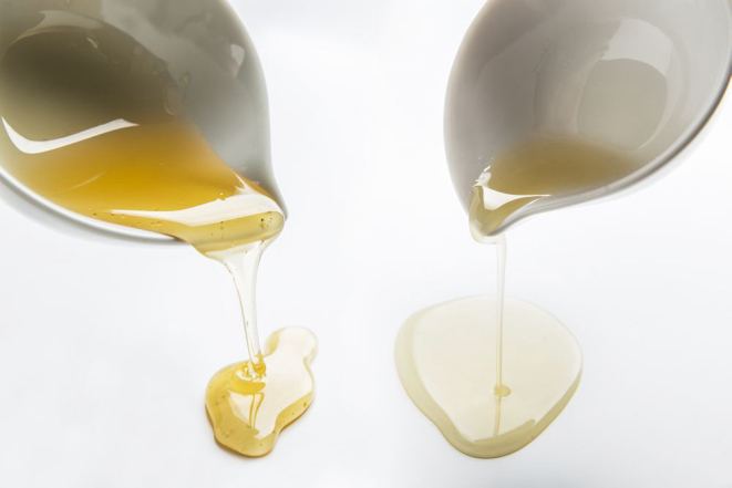 À esquerda, mel de abelha com ferrão. Diferença vai além da textura: o mel de abelha sem ferrão (na foto, guaraipo) geralmente é mais ácido, pouco doce e de sabor mais suave. Foto: Letícia Akemi/Gazeta do Povo