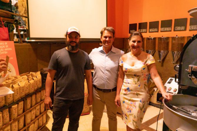 O padeiro Eduardo Freire, Marcelo Vosnika e Georgia Franco de Souza, do Lucca Cafés Especiais, no lançamento da farinha "Irati Origem". Foto: Lucas de França / Divulgação