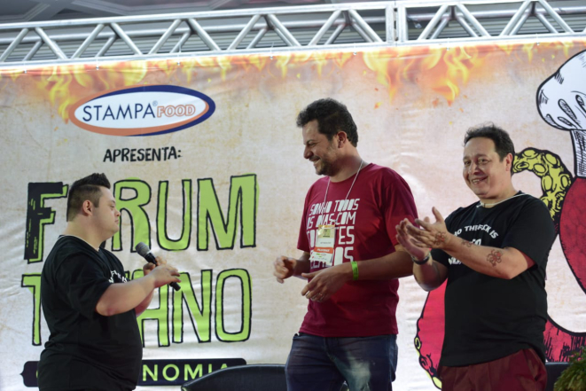Beto Madalosso (centro) durante o encerramento da segunda edição do Fórum Tutano. À direita, André Bezerra, colunista da revista Tutano. Foto: Letícia Akemi/Gazeta do Povo