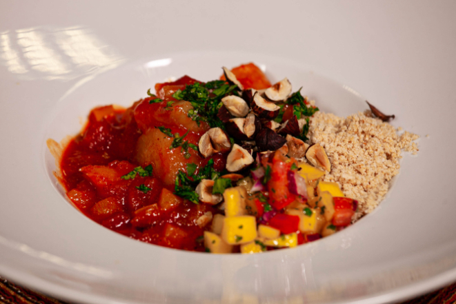 Cozido de madioca com toque de defumação, inspirado nos sabores da Amazônia. Foto: Vitor Ferraz/Gazeta do Povo
