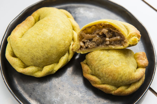 A empanada com recheio de cebola caramelizada foi "importada" de Barcelona e é o carro-chefe do Gracias. Foto: Letícia Akemi/Gazeta do Povo.