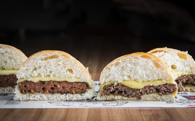 A título de comparação, à esquerda, o hambúrguer Fazenda Futuro. Ao lado, o de carne bovina. Foto: Letícia Akemi/Gazeta do Povo