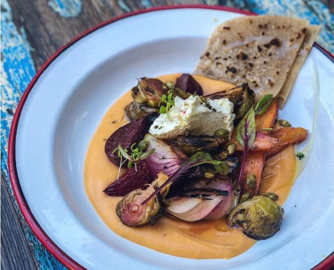 O HierbaBuena serve almoço executivo, com pratos que variam de semana para semana. Na foto, couve-de-Bruxelas, bebola roxa, berinjela assados, purê de cenoura com curry, iogurte e ricota cremosa caseira e chapati integral. Foto: Reprodução/Facebook