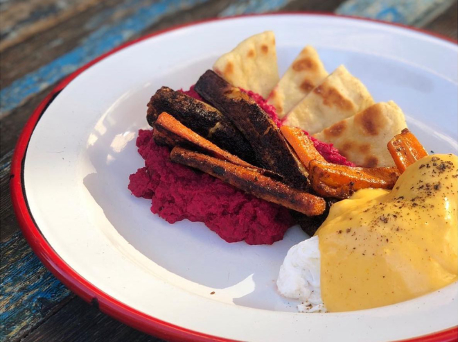 Prato do HierbaBuena: Homus de beterraba com vegetais assados, pão naan e ovo pochê com molho holandês. Foto: Reprodução/Facebook