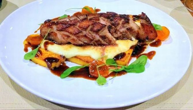 Magret de pato com polenta chapeada coberta de queijo Brie derretido, molho de laranja e compota de kinkan – o prato do mês do La Cecília Cantina & Café. Foto: Anacreon de Téos