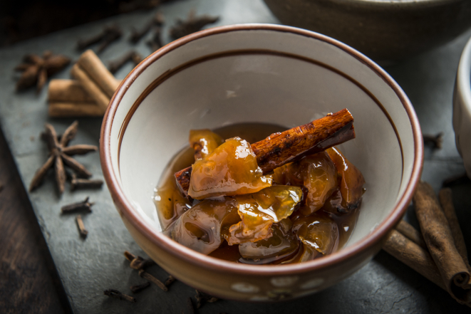 Molho de laranja com canela preparado pelo chef Marcelo Amaral, do Lagundri. Foto: Letícia Akemi/Gazeta do Povo