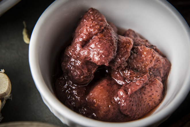 Frutas como morango são um bom ponto de partida para molhos agridoces: elas entram com a doçura e, algumas vezes, um toque de acidez. Foto: Letícia Akemi/Gazeta do Povo
