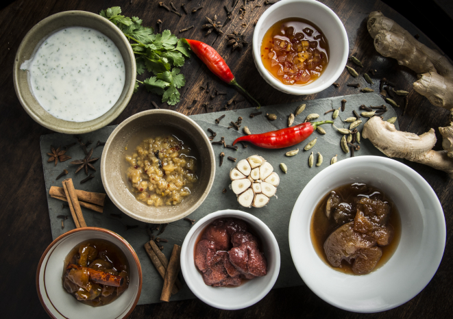 Molhos agridoces preparados pelo chef Marcelo Amaral, do Lagundri. Foto: Letícia Akemi/Gazeta do Povo