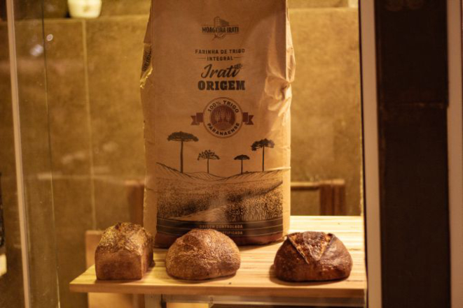 Ao contrário de outras farinhas brasileiras que usam diferentes variedades de trigo para uma mesma produção, esta é feita com apenas uma. A garantia é o QR Code da embalagem, que indica a origem do cultivo. Foto: Lucas de França / Divulgação