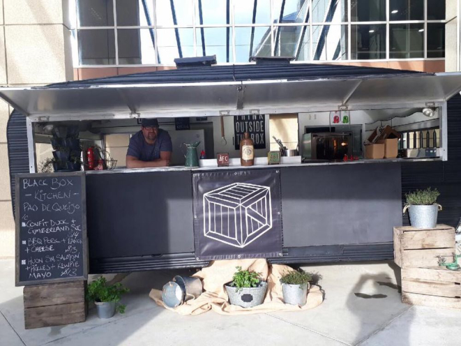 Froeman comprou um food truck para vender sua versão do pão de queijo brasileiro. Foto: divulgação.