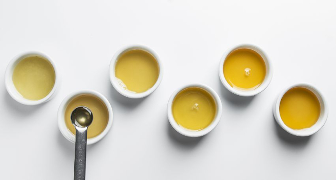 Seis tipos de mel de abelha sem ferrão, a partir da esquerda: guaraipo, mandaçaia, manduri, jataí, tubuna e mirim emerina. Foto: Letícia Akemi/Gazeta do Povo