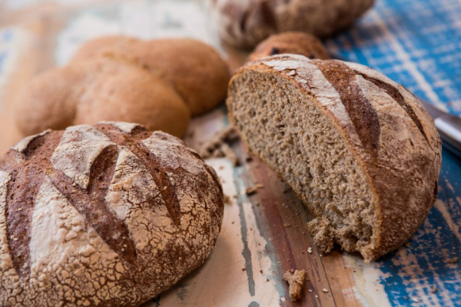 O projeto Microteca descobriu que a temperatura ideal para a fermentação natural de pães varia de 14° a 20°. Foto: Brunno Covello/Gazeta do Povo.