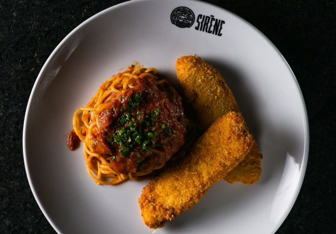 Espaguete com croquete de tilápia, um dos novos pratos do novo formato do Siréne. Foto: Gero Hofmann/divulgação.