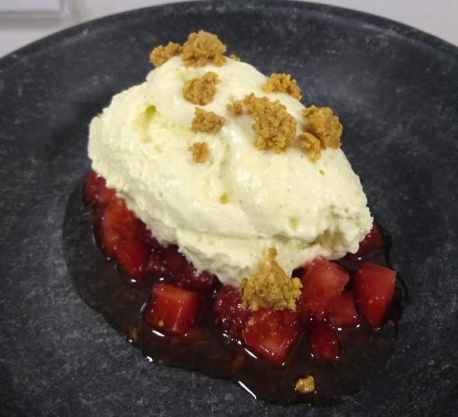 Em sobremesas, o mel de abelhas nativas pode servir como calda para sorvetes de sabores suaves, como baunilha. Na foto, morangos infusionados em mel de uruçu-amarela. Foto: Divulgação