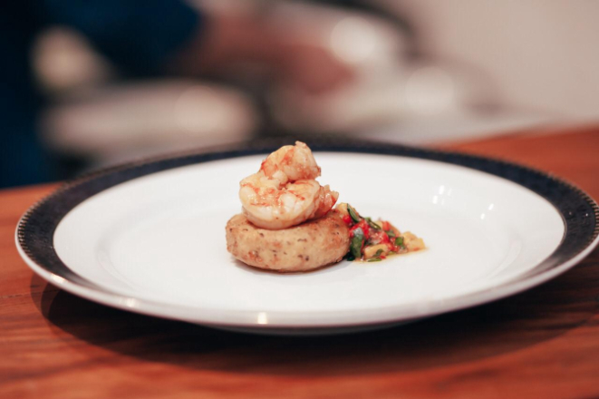 Camarão na brasa, tortinha de mandioca, vinagrete de ora-pro-nobis, do chef Rafael Pires. Foto: Divulgação.