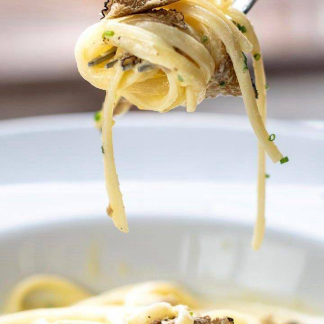 Linguini al tartufaio, um dos pratos favoritos do cardápio da Tartuferia San Paolo para combinar com as trufas.