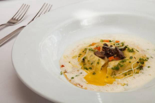 Ravióli de gema e espinafre, da lavra do chef Ivo Lopes quando à frente da cozinha do Alessandro & Frederico, em Curitiba.