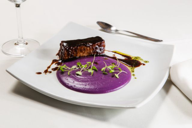 Costela com creme de batata roxa no Terra Madre Ristorante. Foto: Michel Willian / Gazeta do Povo