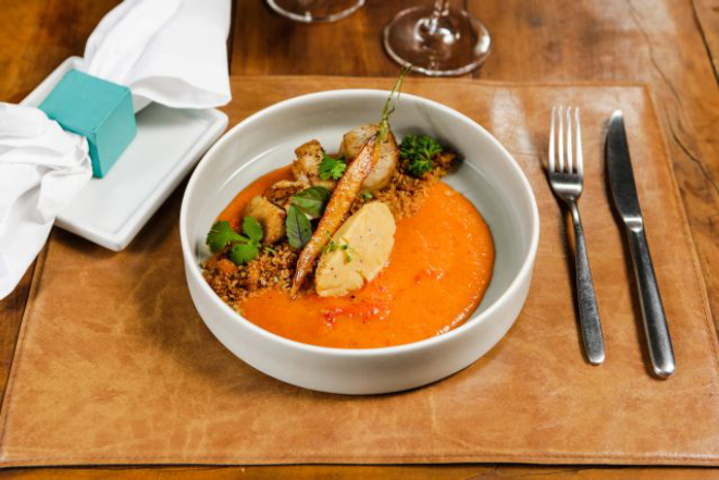 Moqueca com purê de banana da terra, no Set El Sucre. Foto: Michel Willian / Gazeta do Povo