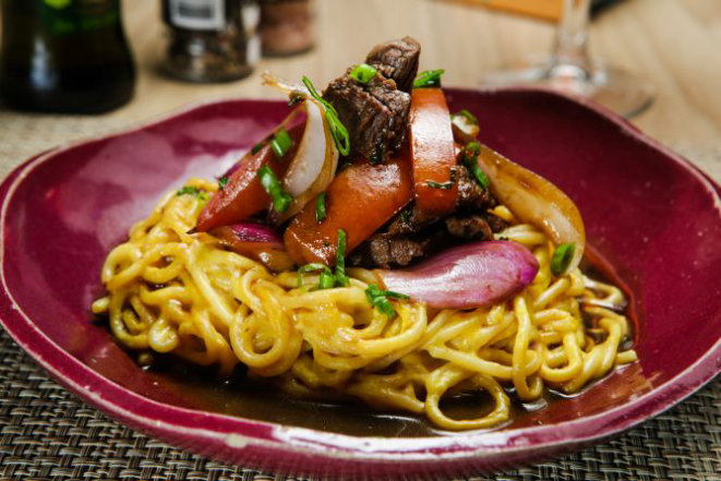 Prato Principal Fettuccine Huancaíno com Lomo Saltado, do QCeviche!. Foto: Michel Willian / Gazeta do Povo;