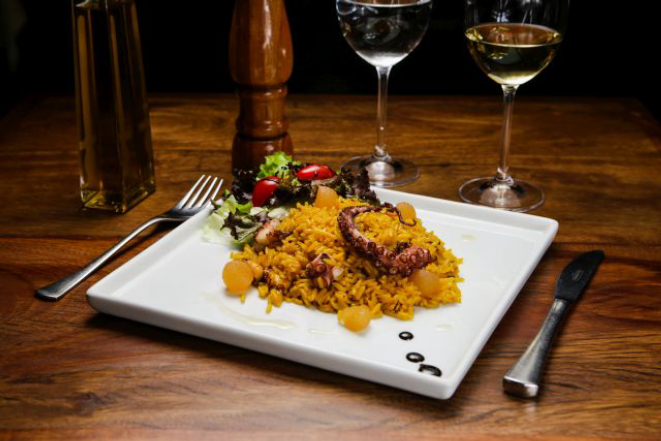 Arroz de polvo com mix de folhas e aceto balsâmico, no Bar do Victor. Foto: Michel Willian / Gazeta do Povo