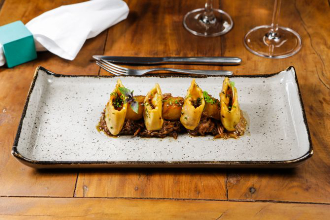 Doppio ravióli com recheio de ragou de porco moura. No Sel et Sucre. Foto: Michel Willian / Gazeta do Povo