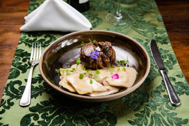 Filé mignon com ravióli de queijo no Armazém Santo Antônio. Foto: Michel Willian / Gazeta do Povo
