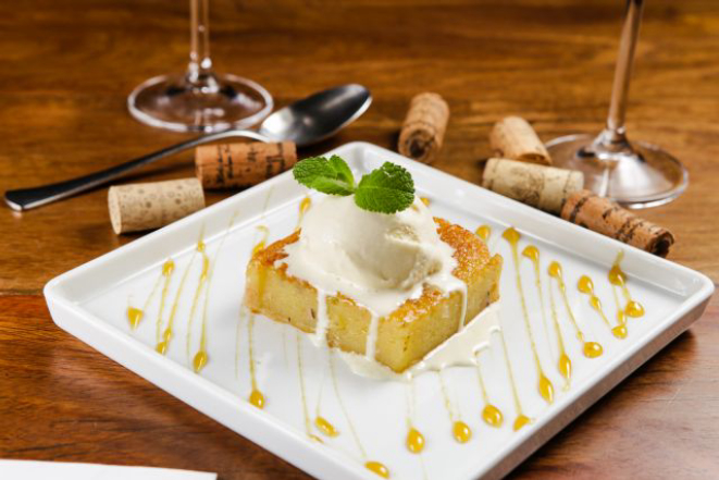 Brownie branco com sorvete, sobremesa do Bar do Victor. Foto: Michel Willian / Gazeta do Povo