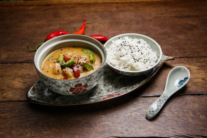 Um dos pratos principais do Thai: camarão, curry vermelho, maçã caramelizada, vegetais e arroz tailandês. Foto: Michel Willian/Gazeta do Povo