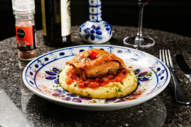 No Olivença, Panza de Cerdo com polenta cremosa. Foto: Michel Willian / Gazeta do Povo