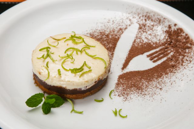 Torta al Lemone e Ciocolato, do Maccheroni Trattoria. Foto: Michel Willian / Gazeta do Povo