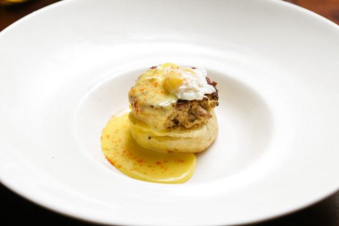 Ovo Benedict com atum al tartufo, na Tartuferia San Paolo. Foto: Michel Willian / Gazeta do Povo