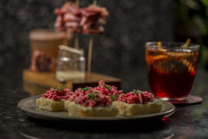 A porção de Tosty z Miesem harmonizada com o Negroni. Os drinks custam no máximo R$ 28. Foto: Munir Bucair/divulgação.