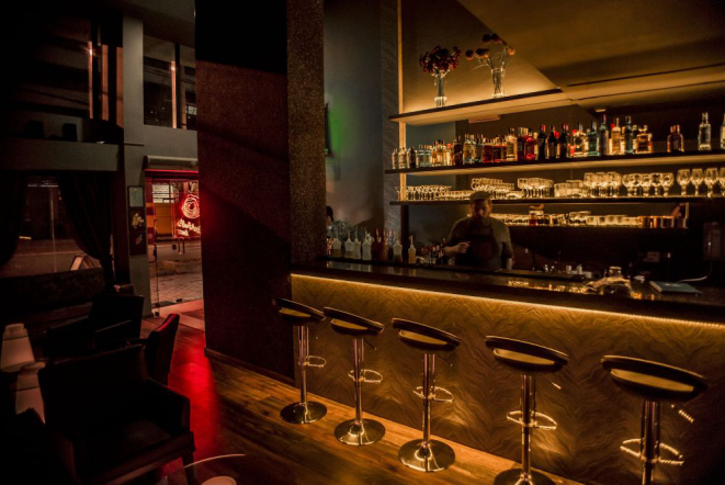 O bar comporta até 44 pessoas sentadas, sendo as banquetas do balcão as mais disputadas. Foto: Munir Bucair/divulgação.