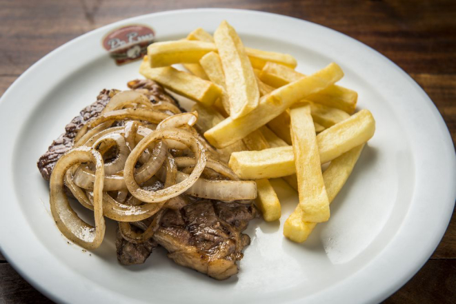 O bife acebolado com batata frita perfeitos. Foto: Leticia Akemi/Gazeta do Povo