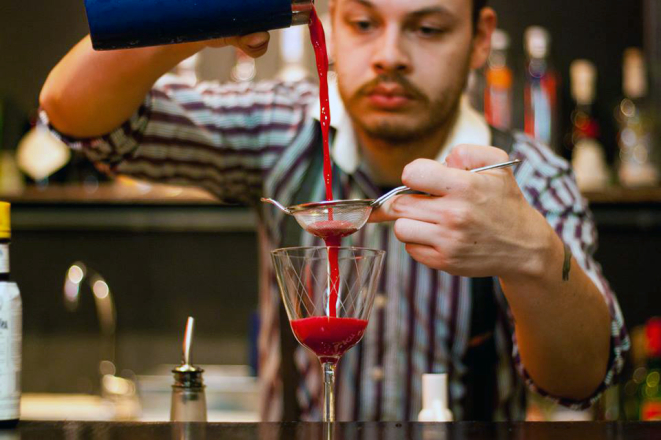 O bartender Angelo Camargo, o Carpa. Foto: Isabela Nishijima/Divulgação