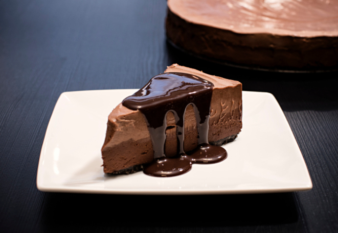 Cheesecake Black Sense, do +55 tem uma camada de chocolate ao leite e outra meio amargo. Foto: Alexandre Mazzo/Gazeta do Povo.