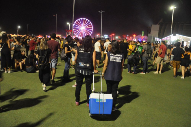Os fiscais da Vigilância Sanitária coletaram amostras para análise laboratorial. Foto: divulgação.