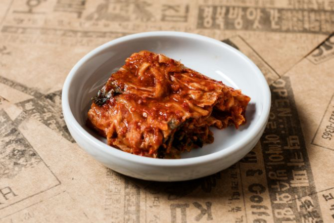 Kimchi, a conserva fermentada de vegetais, geralmente de acelga, que se tornou o símbolo da coreana no Brasil. Foto: Divulgação / Restaurante Komah