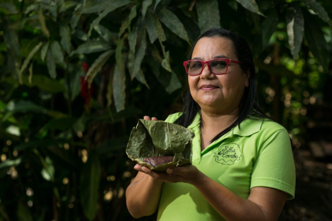 Izete Costa, a dona Nena, com sua barrinha de chocolate rústico. Foto: Carlos Borges/Divulgação
