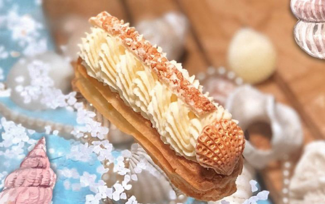 Éclair de chocolate branco com avelãs crocantes, sabor especial da Chokolat para a Éclair Week, que termina no dia 31 de outubro. Foto: Reprodução/Facebook