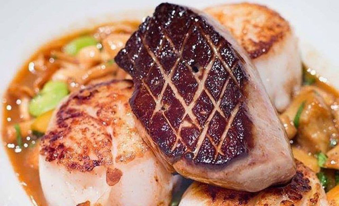 No restaurante Tocqueville, o chef Marco Moreira serve um preparo de escalopes com foie gras. Foto: reprodução Facebook.