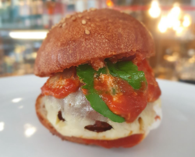 Hambúrguer no pão de fermentação natural, queijo, molho do chef e picles de legumes. Foto: Divulgação
