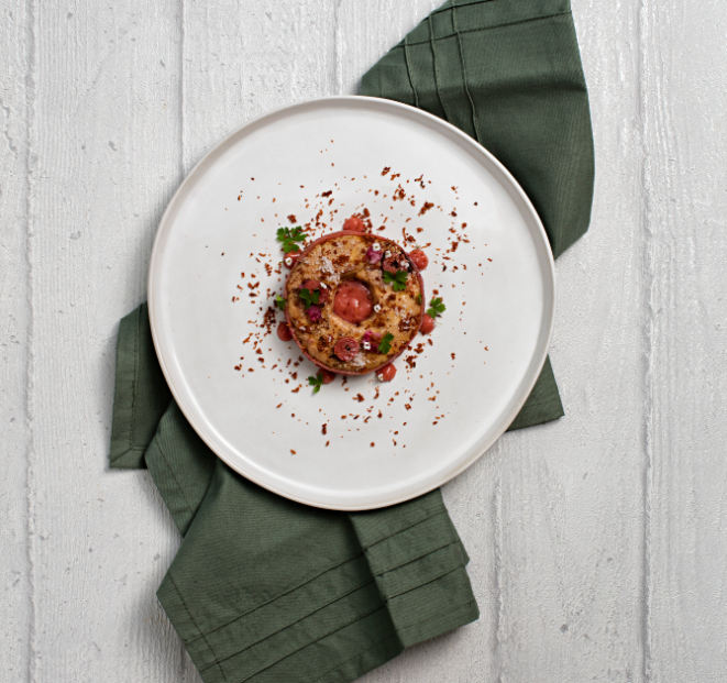 Foie gras francês com purê de goiaba, gelatina de goiaba feita com ágar-ágar, brotos e farofa de bacon, do chef Rafael Terrassi, do<br>Business Club. Foto: Alexandre Mazzo/ Gazeta do Povo.