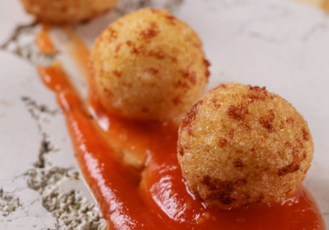 Bolinha de tapioca com queijo coalho e molho de pimenta. Foto: Eduardo Almeida/Divulgação